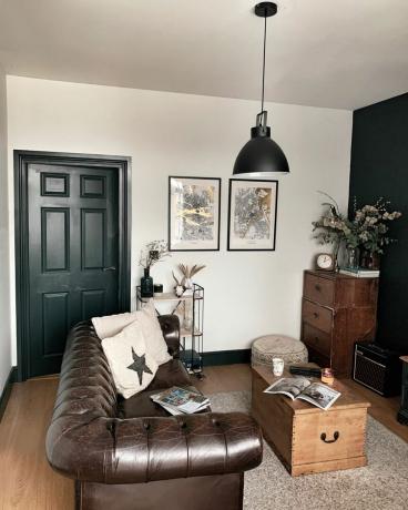 Pequena sala de estar com sofá de couro