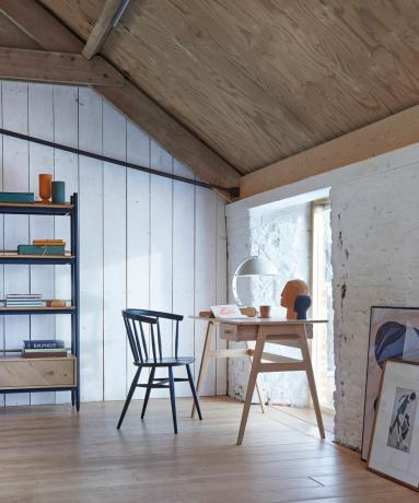 minimalistisch thuiskantoor met bureau en houten lambrisering