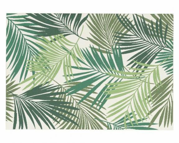 Un tappeto da esterno con stampa di foglie tropicali nei toni del verde