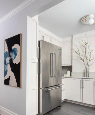 Skema dapur putih dengan lampu langit-langit cermin dan lemari es dan aksesori krom