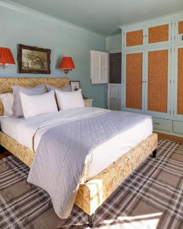 Многослойная кровать с белым и темно-синим постельным бельем