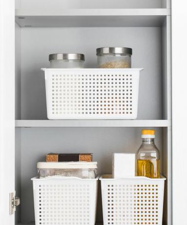 Kuchyňská skříňka s úložnými košíky