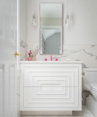 Időtlen fürdőszobai elrendezés csípős rózsaszín díszítéssel és csapteleppel
