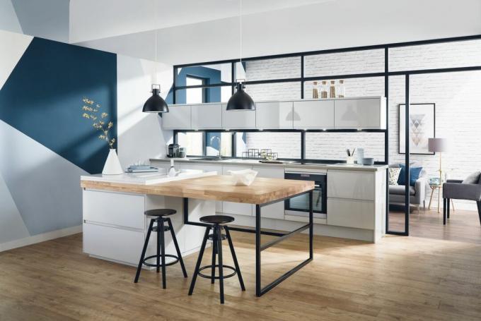 grått håndtaksløst kjøkken med svart ramme og tregulv i industriell stil