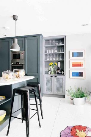 Aparador de barra empotrada en una cocina moderna en una casa de estilo eduardiano