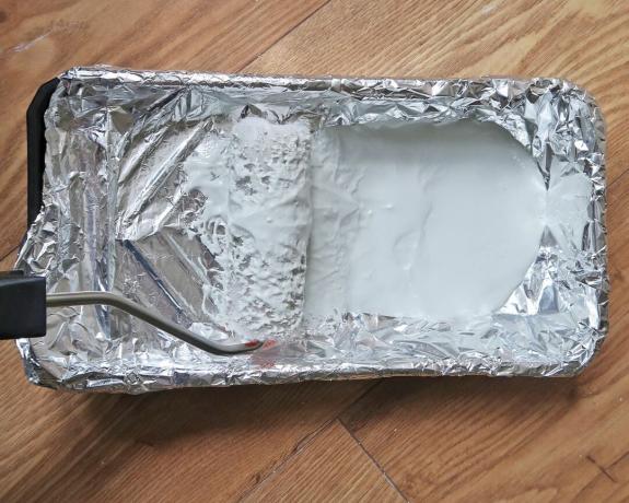 Doublure d'un bac à peinture avec du papier d'aluminium