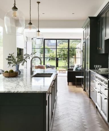 mørkt moderne shaker kjøkken med marmor kjøkkenøy