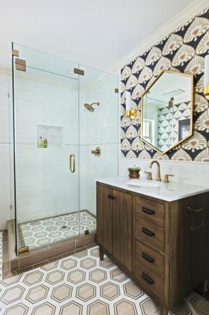 복고풍 벽 덮개가 있는 욕실, 회갈색 그래픽 바닥 타일, 대형 샤워실, 목재 화장대