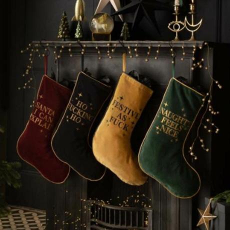 Stoking dekorasi natal terbaik dengan perapian di latar belakang gelap dengan glitter 