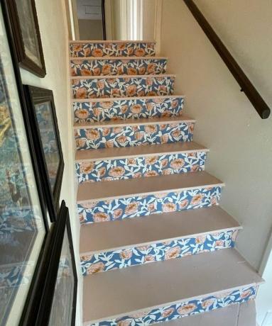 Escalier peint à l'aide de motifs floraux en rose et bleu