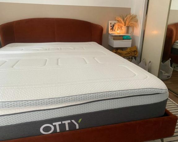 OTTY Madrass Topper på Annies säng med OTTY madrass under prydnad