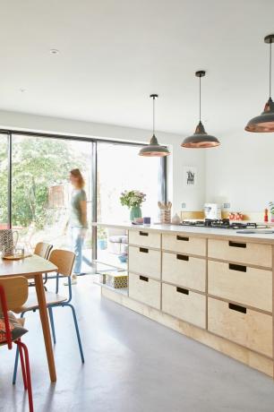 Luarea unui proiect major de renovare i-a dat lui Clara și Liam ocazia perfectă de a-și flexiona abilitățile de design, rezultând această bucătărie modernă frumoasă și luminoasă.