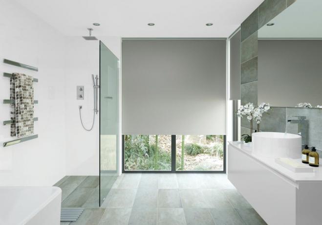 Luxus szürke redőnyök egy modern fürdőszobában