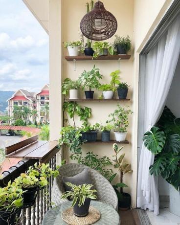 Utendørs balkong med hyller av planter