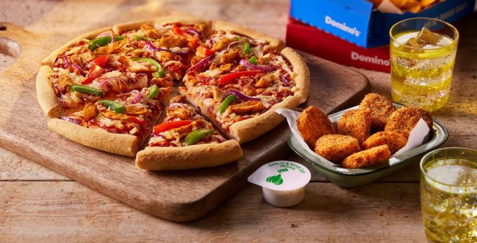 Dominos vegane Pizza und Dipper auf einem Tisch