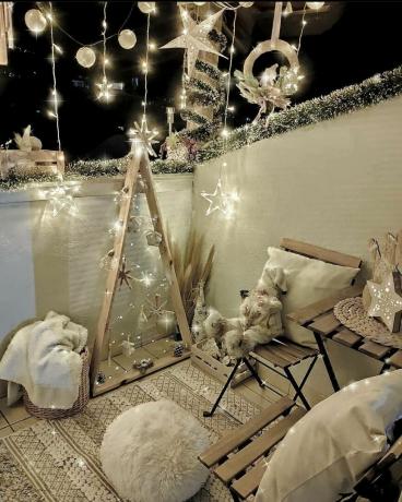 karácsonyi erkély fényekkel, csillagokkal és dobokkal