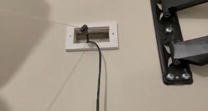 Dovod žice skozi izstopno točko v steni