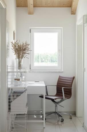 biuro domowe: białe biuro w korytarzu