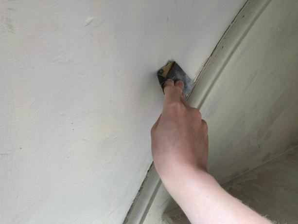 Τρίψιμο γύρω από τη χορδή τοίχου μιας σκάλας πριν καλαφατίσετε