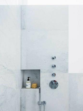 london flad marmor brusebad opbevaring hylde