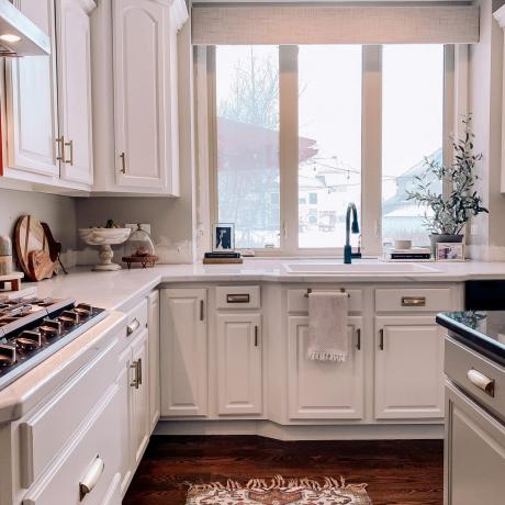 hvitt kjøkken med DIY marmor benkeplater