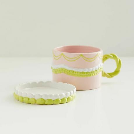 taart en onderzetter grote koffiemok in roze en limoengroen
