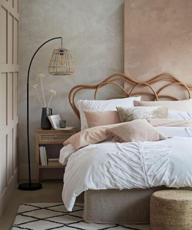 Roosa magamistoa idee betooniefektiga värvi ja lambivarjuga