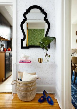 現代的な鏡とフローティング棚を備えた繊細な壁紙の廊下