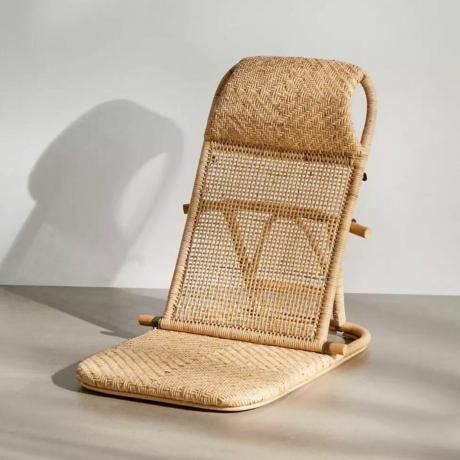 En stol i fletgulv med en buet hovedpude