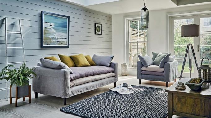 Sofá y silla de lino en salón costero