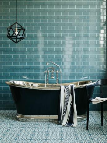 Raštuotos plytelės turkio spalvos vonios kambaryje su laisvai stovinčia vonia