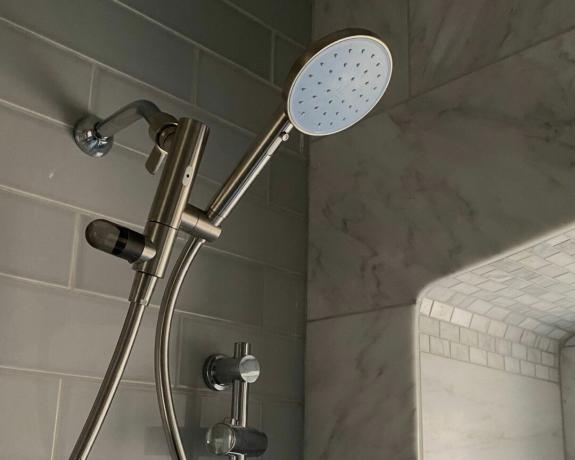 Hai Smart Shower Head v pregledu v Melissini sivi kopalnici v svetlo modri barvi