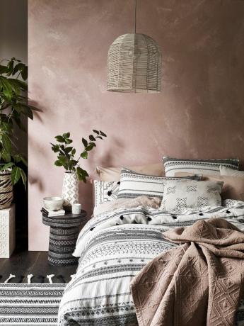 Slaapkamer in boho-stijl met roze muren van Debenhams