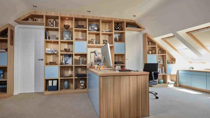Almacenamiento de oficina en casa con armarios azules y estantes abiertos
