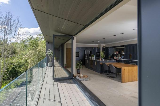 Schüco bietet atemberaubende Verglasungslösungen für selbstgebaute Immobilien