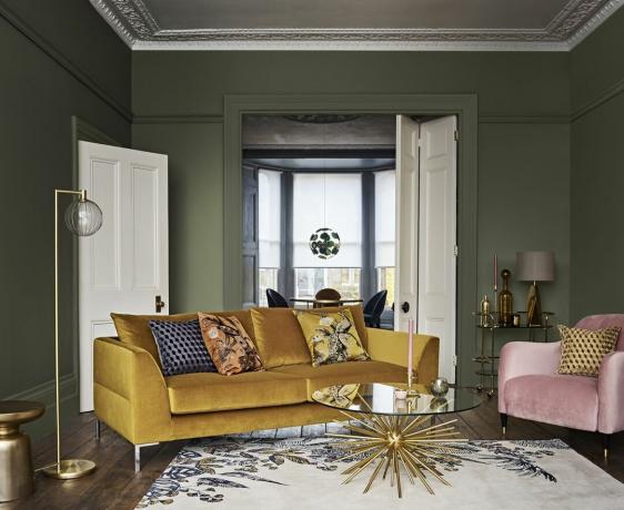 гірчично -жовтий оксамитовий диван з Aquaclean у зеленій вітальні