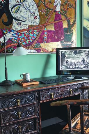 चीनी कला और नक्काशीदार टेबल के साथ गृह कार्यालय