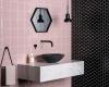 Sötét fürdőszobai ötletek: 13 drámai megjelenés, amelyek eltérnek a „normától”