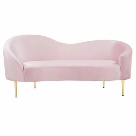 एक लहरदार पेस्टल गुलाबी मखमली सोफा