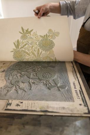 impressão de linogravura feita à mão na Grã-Bretanha por Angie Lewin