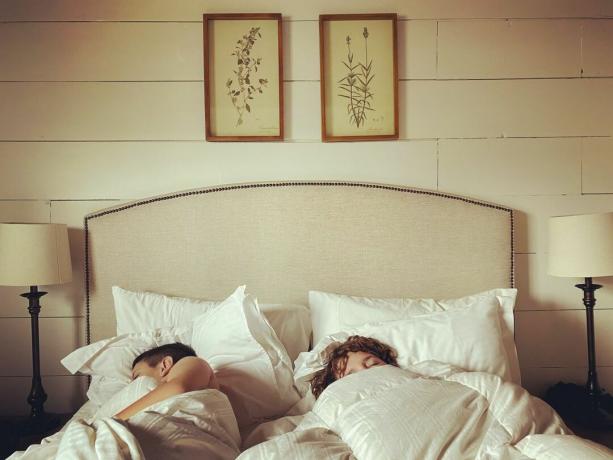 coppia che dorme nel letto