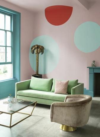 लिविंग रूम पेंट विचार: क्राउन द्वारा लिविंग रूम में उच्चारण रंगों की मंडलियों के साथ पश्मीना गुलाबी दीवारें