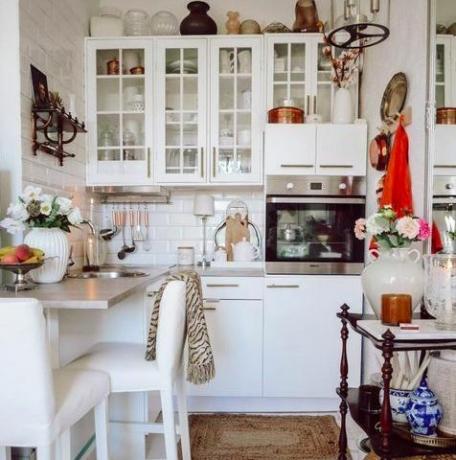 Väikese korteri köök valge klaaskapiga