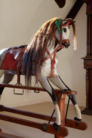 коњ за љуљање у божићној кући