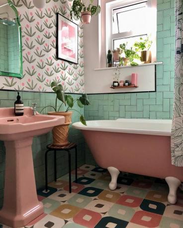एक गुलाबी और हरा बाथरूम