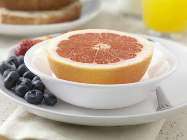 Grapefruit s čučoriedkami, jahodami, celozrnným chlebom, mliekom a pomarančovým džúsom - fotené na fotoaparát Hasselblad H3D2-39mb