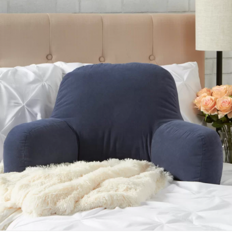 Un cuscino da lettura blu navy in una camera da letto