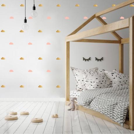 παιδική κρεβατοκάμαρα με λευκούς τοίχους και αυτοκόλλητα τοίχου από το Mini Maison