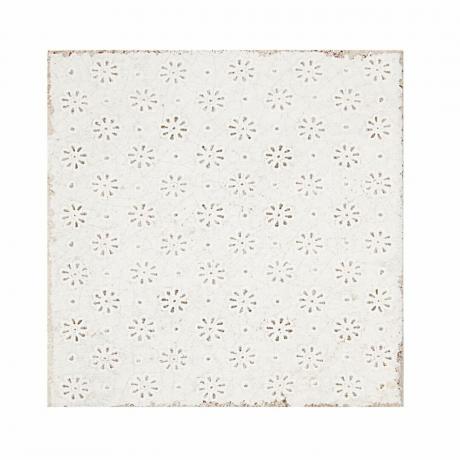 Текстурована, красива, сільська плитка в крейдяному білому кольорі