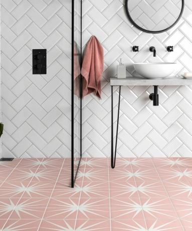 Juodos ir baltos spalvos vonios kambarys su rožinėmis lelijų grindų plytelėmis iš sienų ir grindų